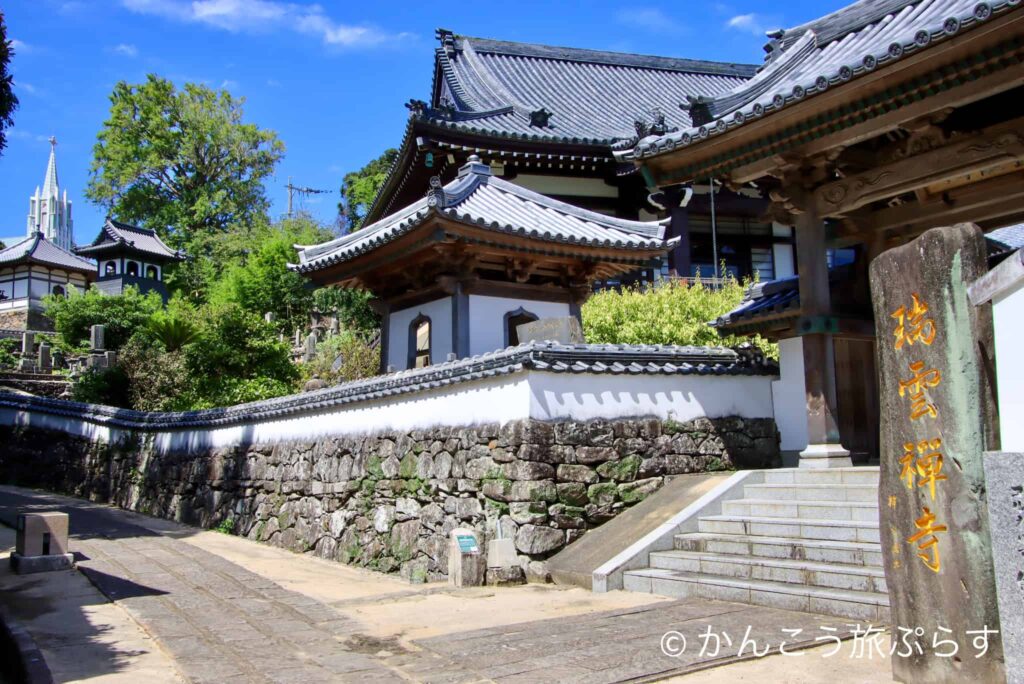 寺院と教会の見える道